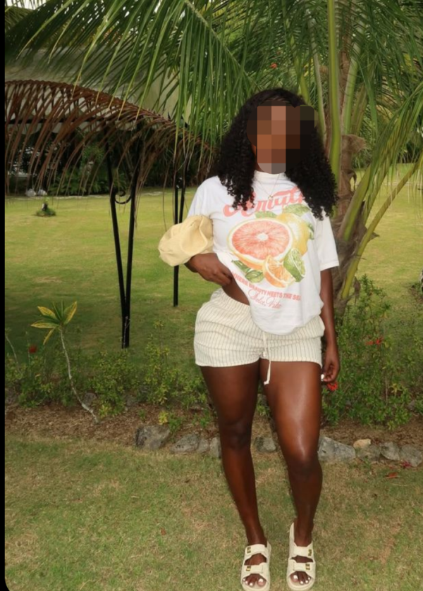 Negra guapa y ardiente en camas