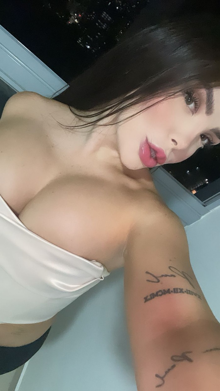 COLOMBIANA ALEGRE DIVERTIDA CARIÑOSA Y FIESTERA