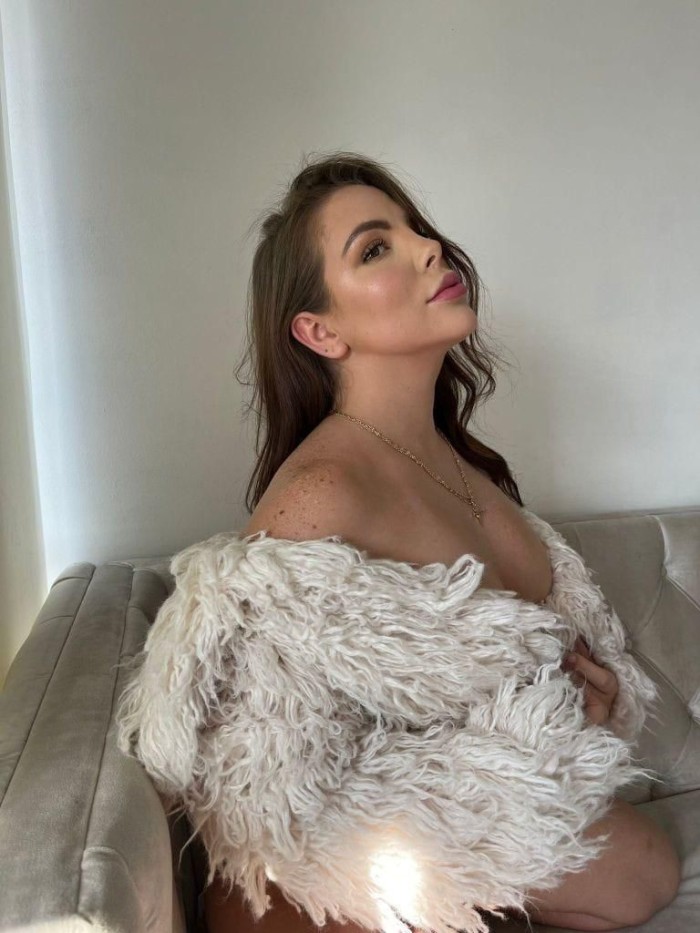 COLOMBIANA ALEGRE DIVERTIDA CARIÑOSA Y FIESTERA