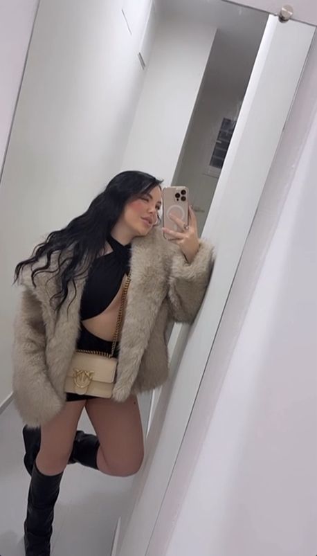 COLOMBIANA ALEGRE DIVERTIDA CARIÑOSA Y FIESTERA