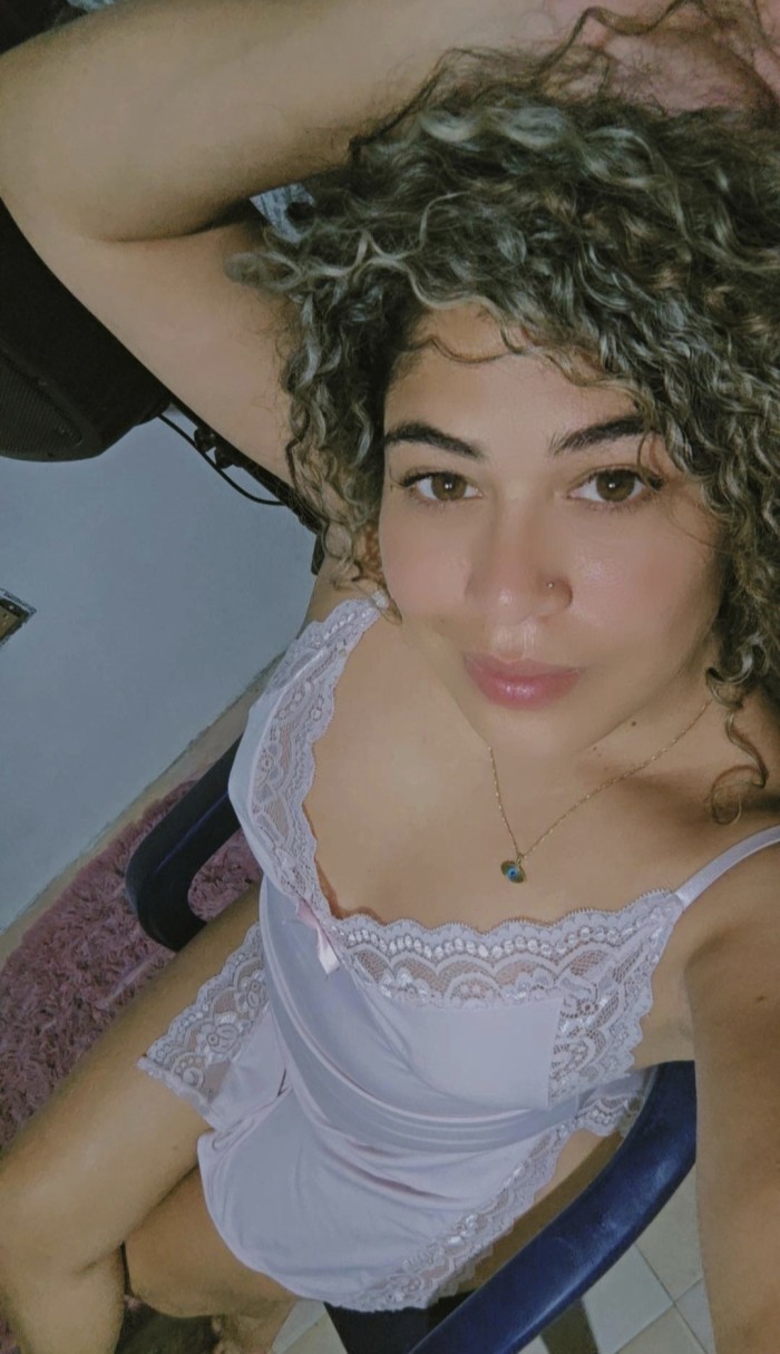 Tu Rubia complaciente Fiestera y cachonda