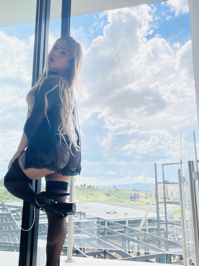 Paula. Trans guapa femenina rubia