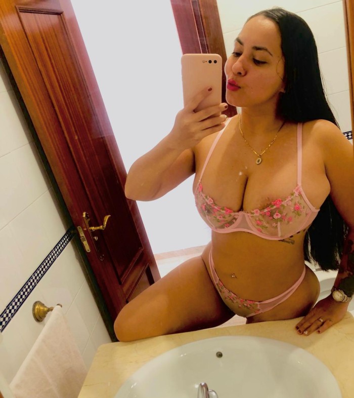 ARDIENTE CACHONDA MORBOSA DESEOSA DE PLACER