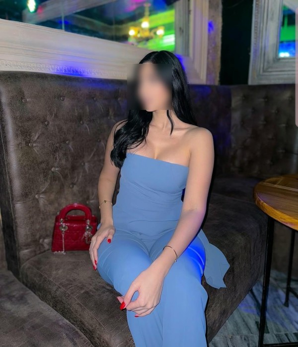 Te voy despertando tus zonas erógenas con mi lengua.