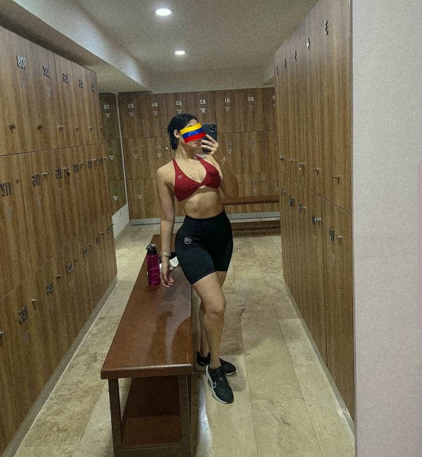 Te voy despertando tus zonas erógenas con mi lengua.