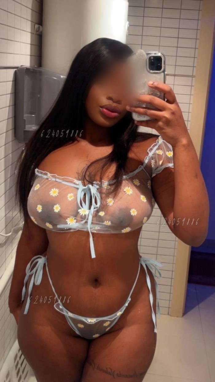 Morenaza divina, boquita sexy y grandes pechos