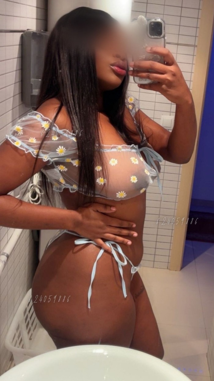 Morenaza divina, boquita sexy y grandes pechos