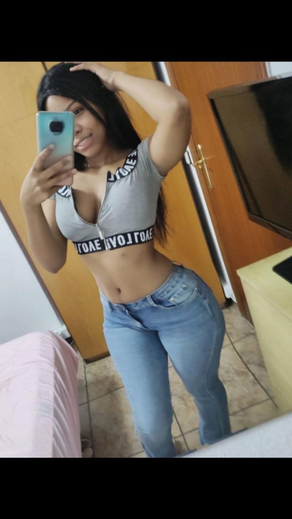 HERMOSA MORENAZA JOVEN
