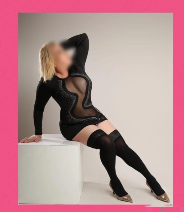 MADURITA DELICIOSA CON RICO COÑITO Y CURVAS CALIEN