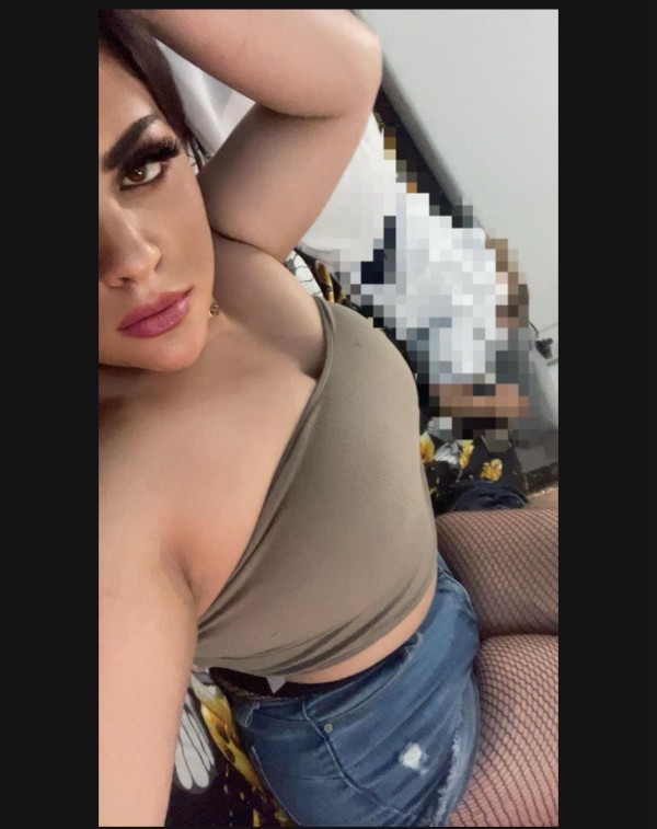 Chica joven y atractiva en San Roque