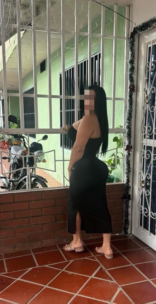 GUAPÍSIMA LATINA JUGUETONA EN BILBAO