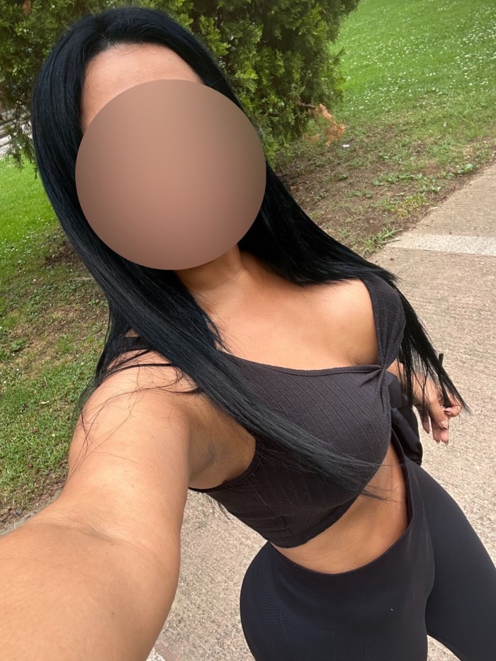 GUAPÍSIMA LATINA JUGUETONA EN BILBAO