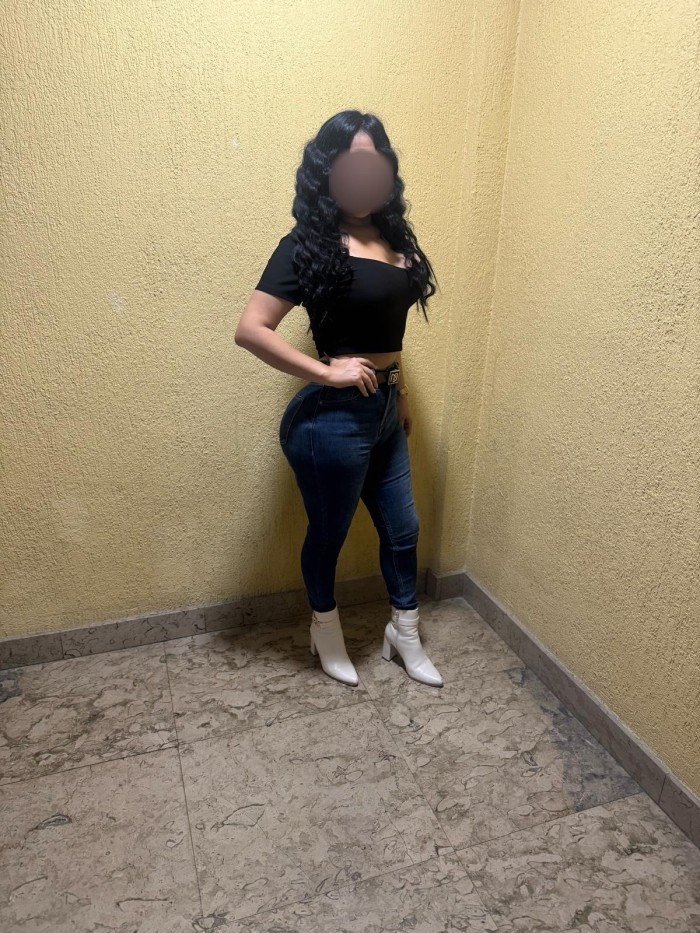 GUAPÍSIMA LATINA JUGUETONA EN BILBAO