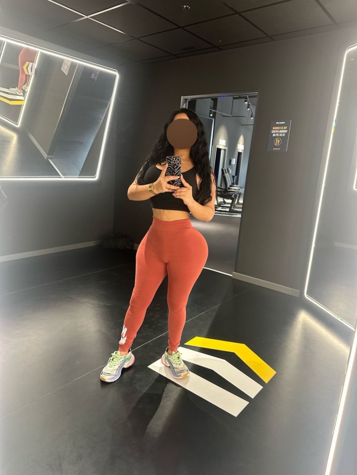 GUAPÍSIMA LATINA JUGUETONA EN BILBAO