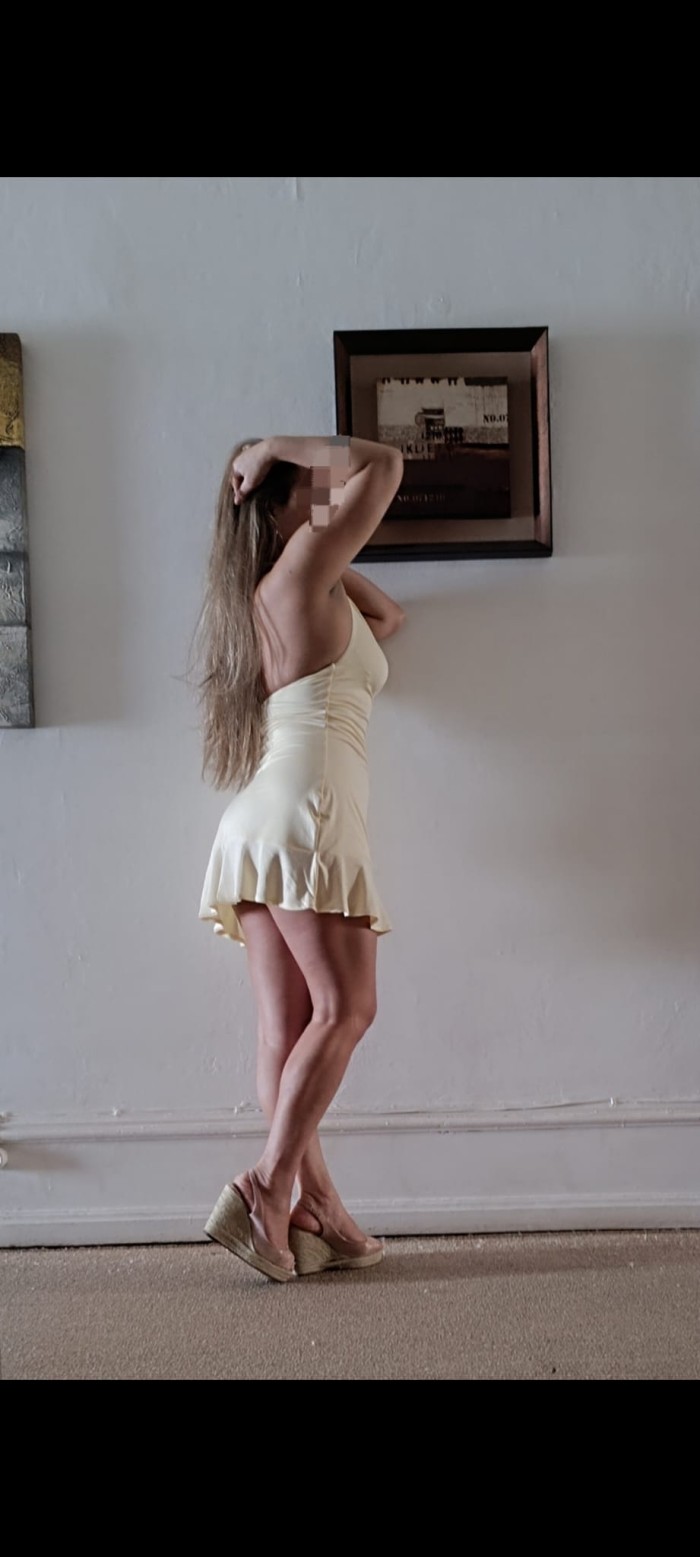 Rubia delgada muy cariñosa