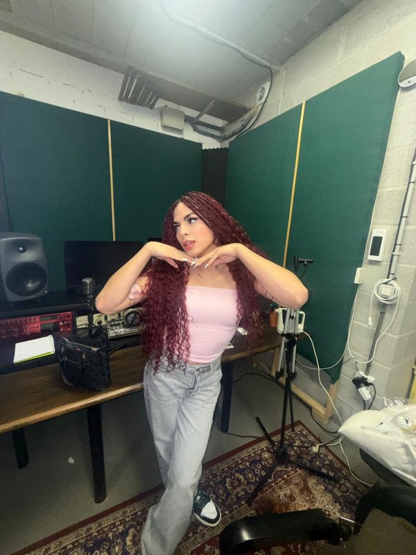 NIÑATA TRAVIESA EN BUSCA DE DIVERSIÓN