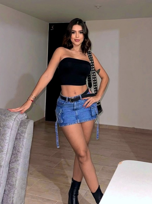 Alejandra morena fiestera, apretadita y cachonda lo mas rico que follaras