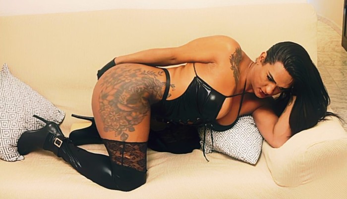 Morena fiestera y morbosa