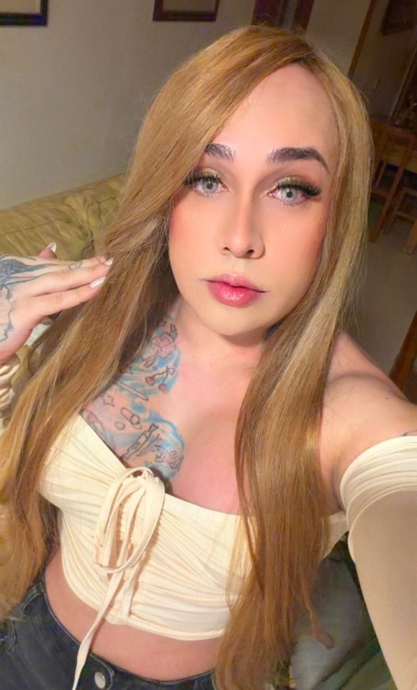 Chica trans recién llegada a la ciudad