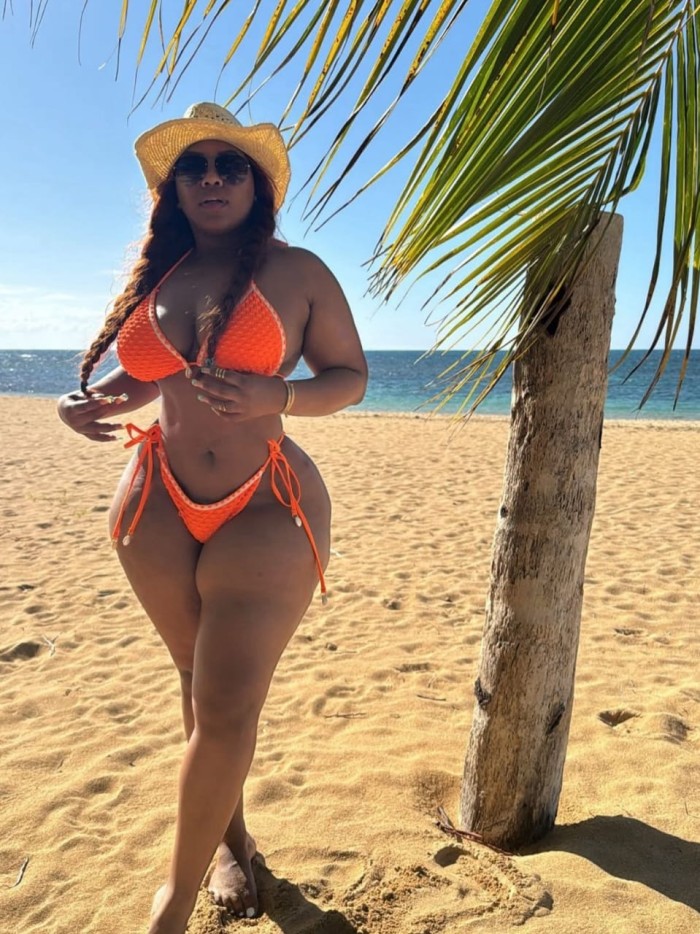 Una morena pervertida muy rica y caliente..