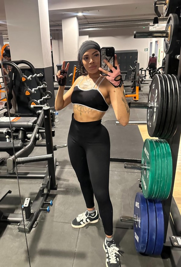 FIESTERA MORENAZA ENROLLADA!