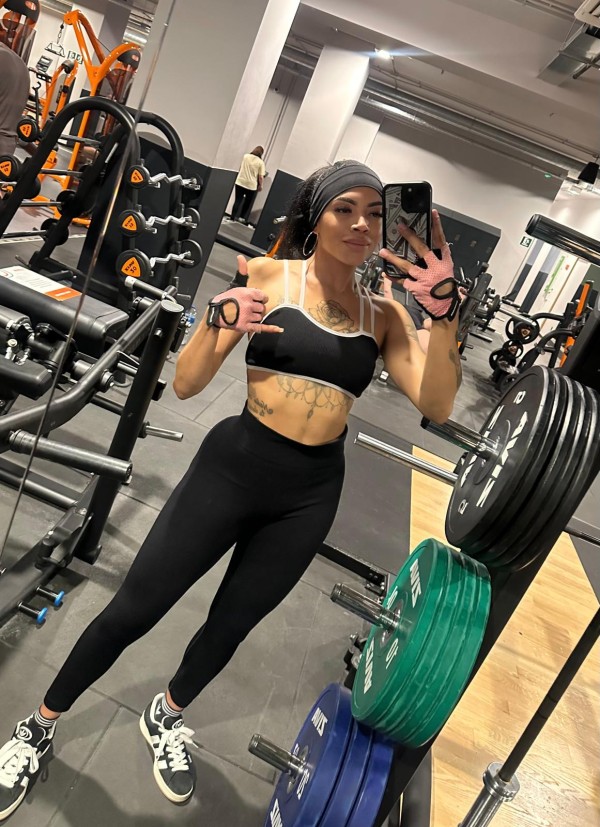 FIESTERA MORENAZA ENROLLADA!