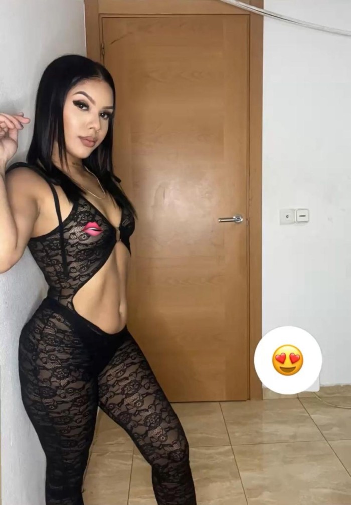 Delgadita fiestera con ganas de rabo