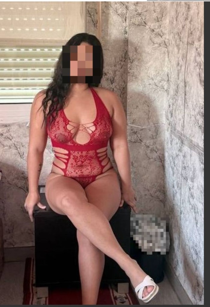 Morena jovencita inexperta esperando que me visite