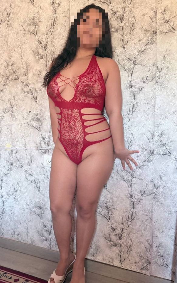 Morena jovencita inexperta esperando que me visite