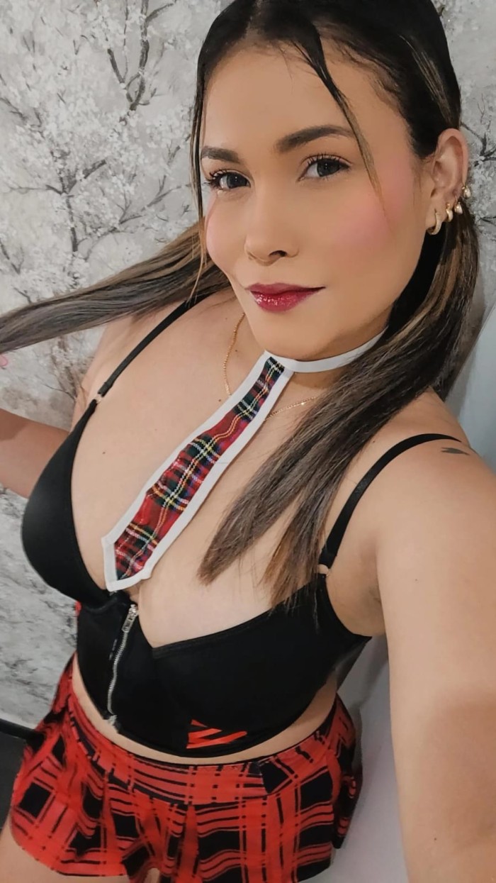 JOVENCITA COQUETA ENCANTADORA EN VIA JULIA