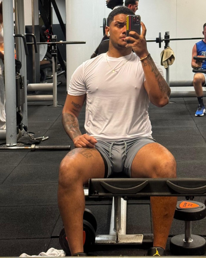 HOMBRE COLOMBIANO ACTIVO COMPLACIENTE A FULL