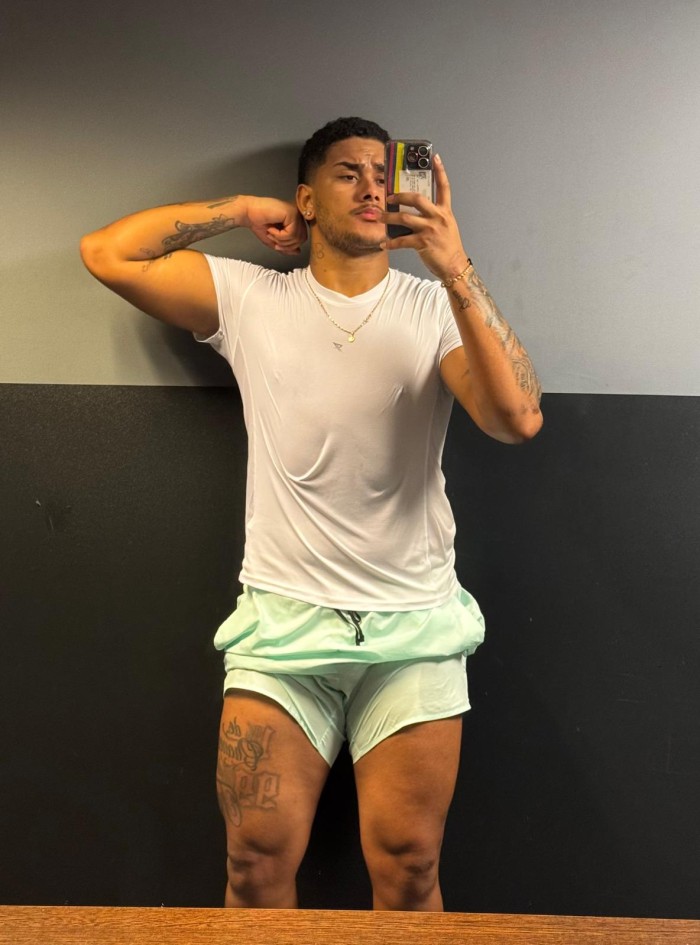 HOMBRE COLOMBIANO ACTIVO COMPLACIENTE A FULL