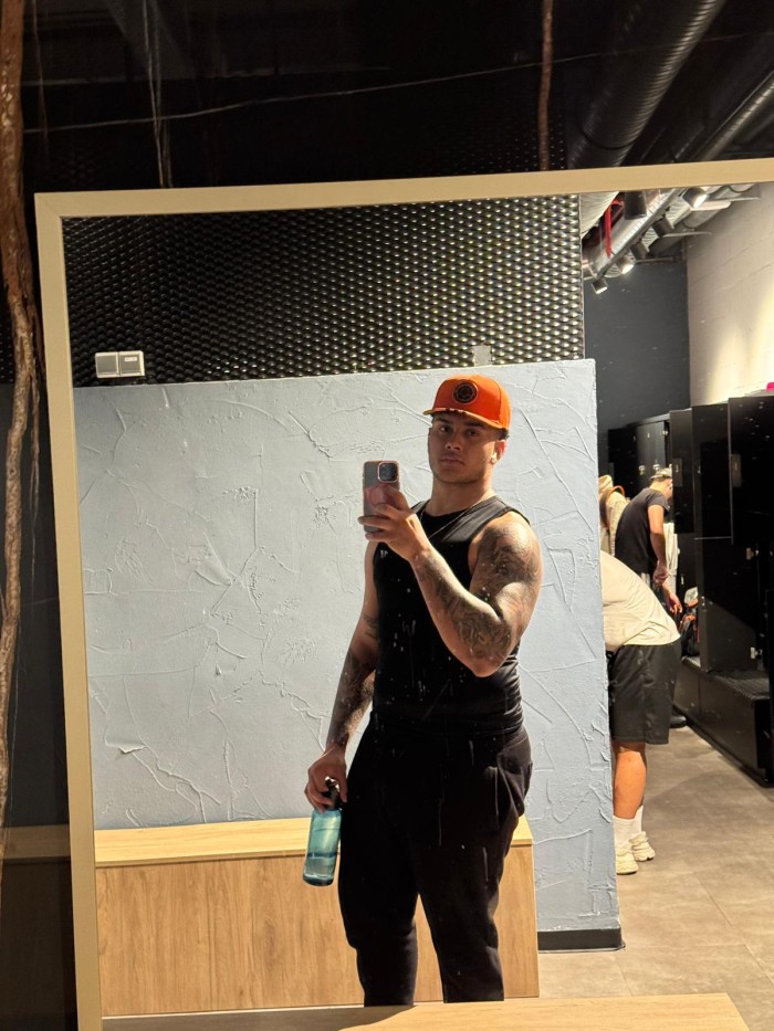 HOMBRE COLOMBIANO ACTIVO COMPLACIENTE A FULL