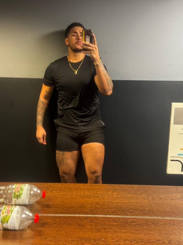 HOMBRE COLOMBIANO ACTIVO COMPLACIENTE A FULL