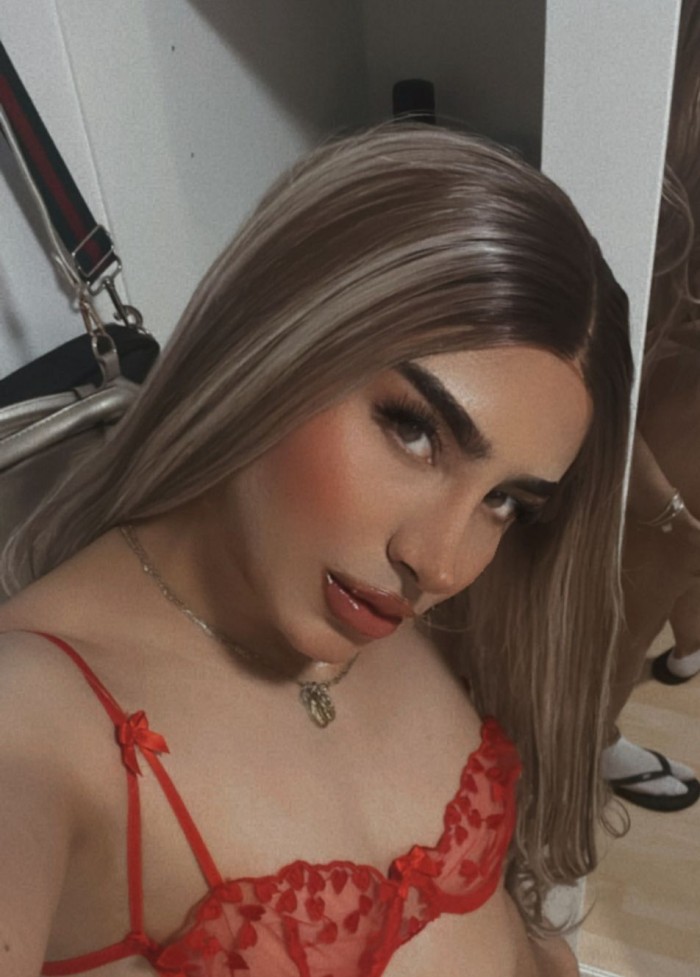 GUAPA TRANS DE LUJO VICIOSA Y GUARRILLA EN LA CAMA