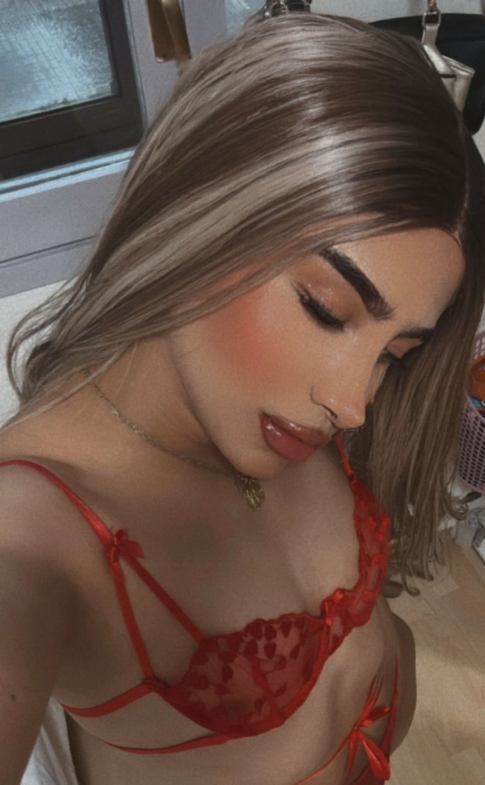 GUAPA TRANS DE LUJO VICIOSA Y GUARRILLA EN LA CAMA