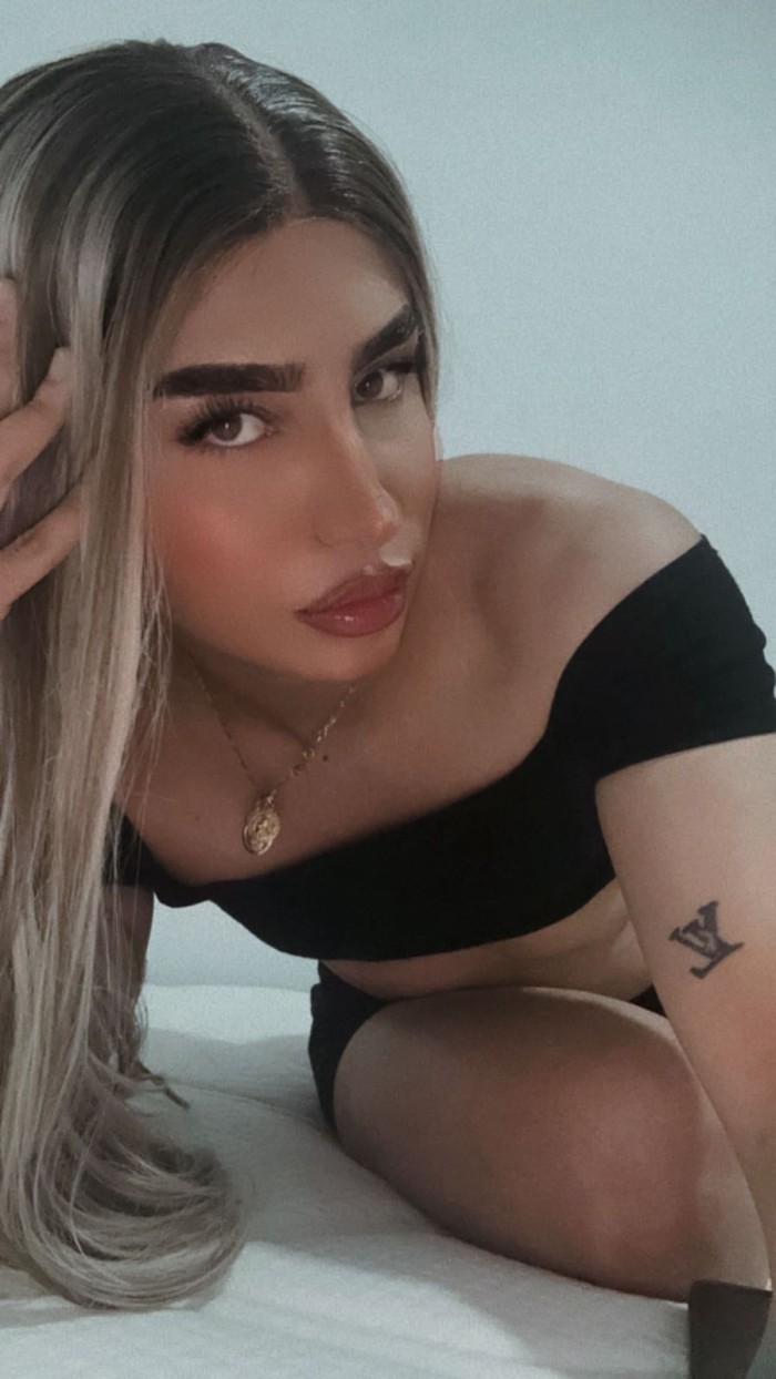 GUAPA TRANS DE LUJO VICIOSA Y GUARRILLA EN LA CAMA