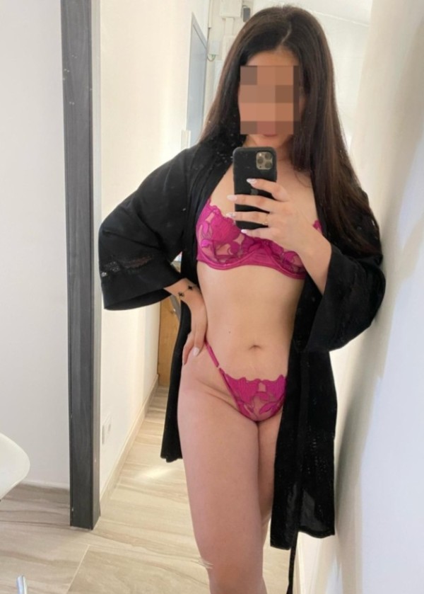 JOVEN Y HERMOSA MUJER NUEVITA EN LLEIDA