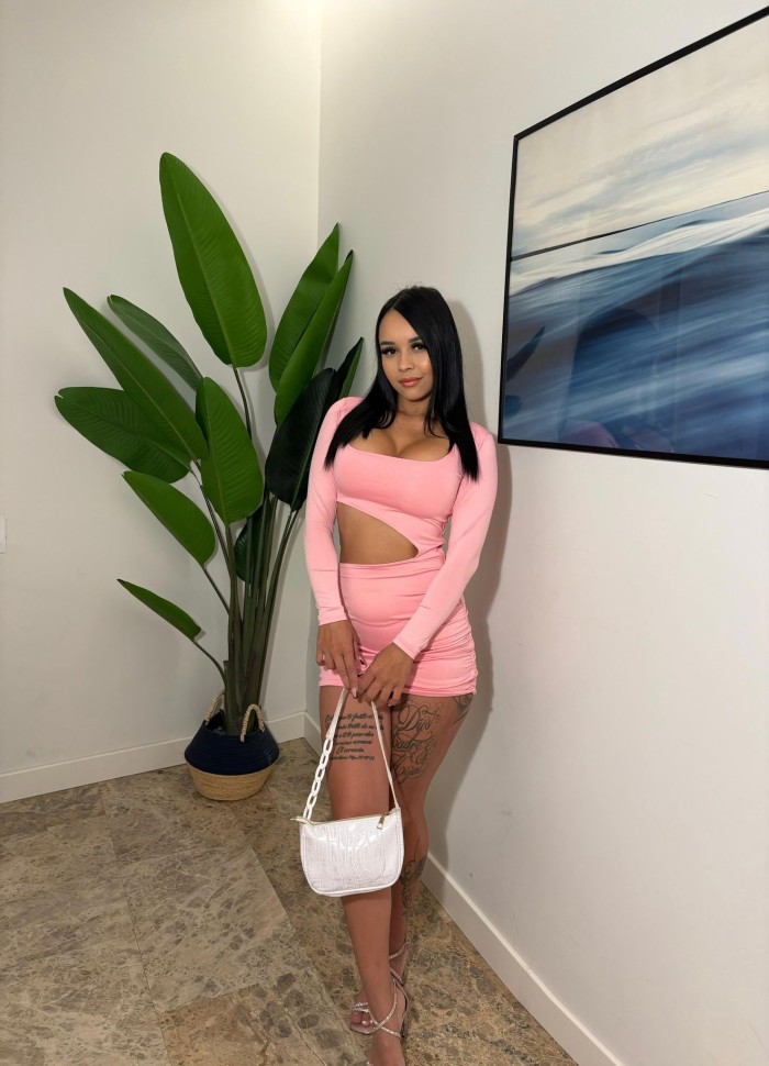 EN ZARAGOZA ARDIENTE FIESTERA MUJER DE FINAS CURVA