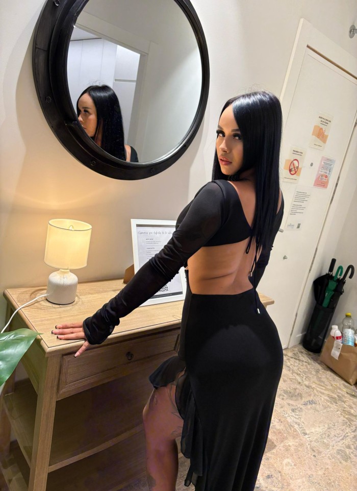 EN ZARAGOZA ARDIENTE FIESTERA MUJER DE FINAS CURVA