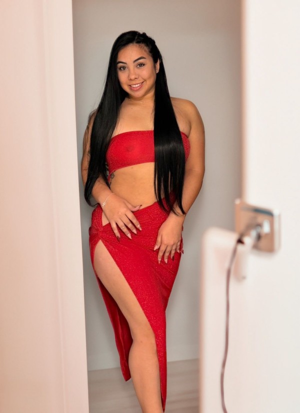 Joven muy cariñosa de curvas grandes