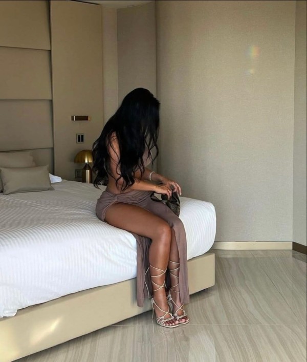 Brasileña cañera fiestera chupona atractiva encantadora