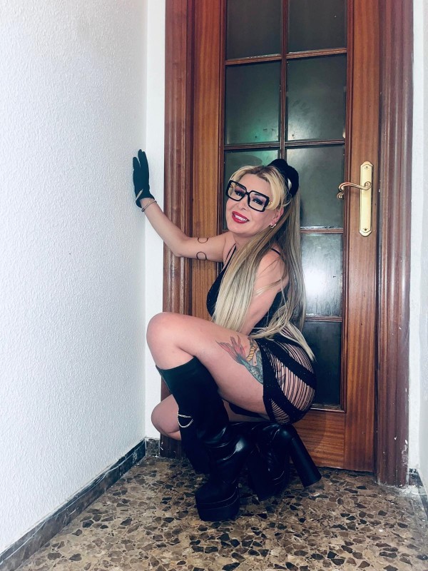 Chica trans colombiana Elche cachonda y caliente fiestera
