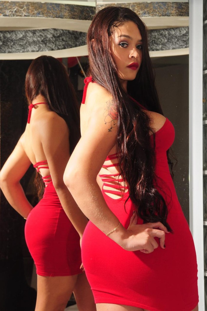 FIESTERA 25 AÑOS EXTROVERTIDA Y MUY COMPLACIENTE