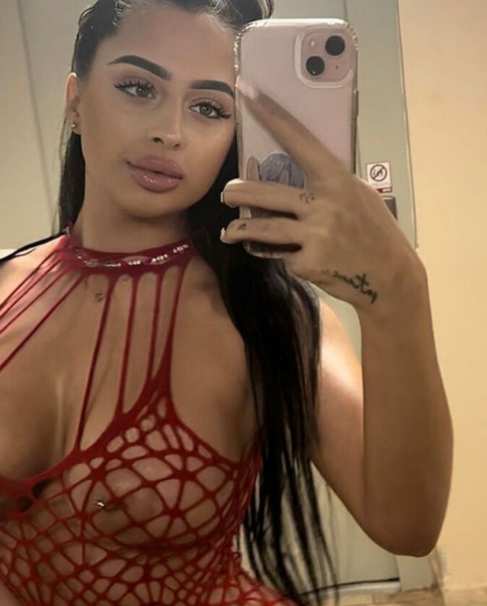 ESPAÑOLA GUAPA CACHONDA POR AGUA DULCE