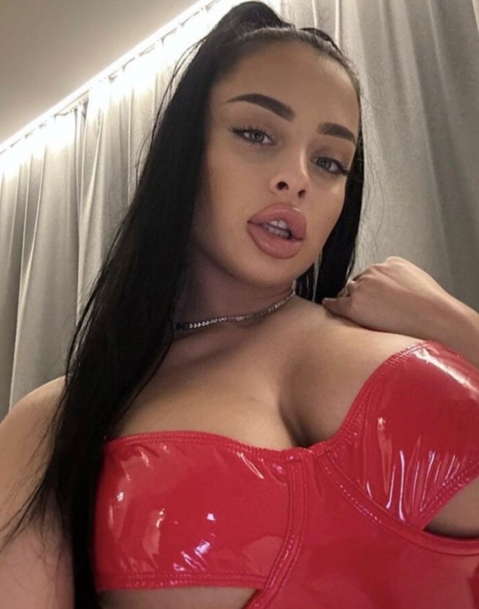 ESPAÑOLA GUAPA CACHONDA POR AGUA DULCE
