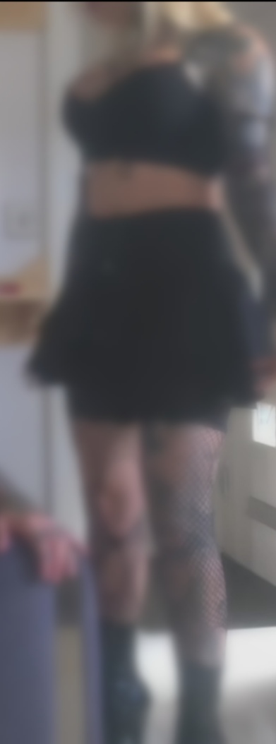 Rubia española tatuada jovencita jueves viernes y sábado.