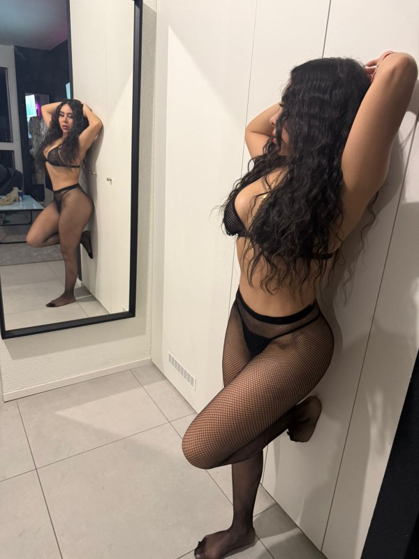 ESTUDIANTE,NUEVA EN IBIZA,GRIEGO,TRATO,DE,NOVIAS