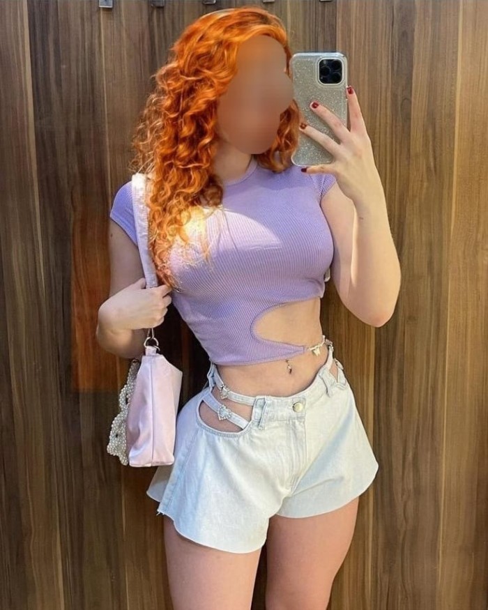 Jovencita pelirroja recién llegada