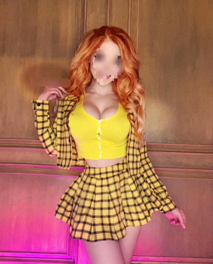 Jovencita pelirroja recién llegada